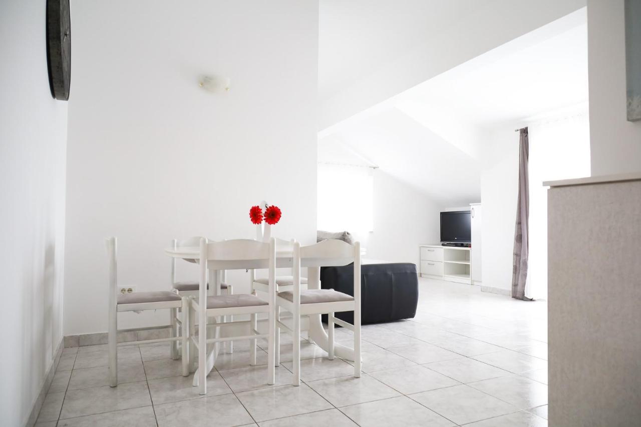 The Florens Residence Near The Beach With The Pool, Bbq And Kids Playground, Zadar Diklo 外观 照片